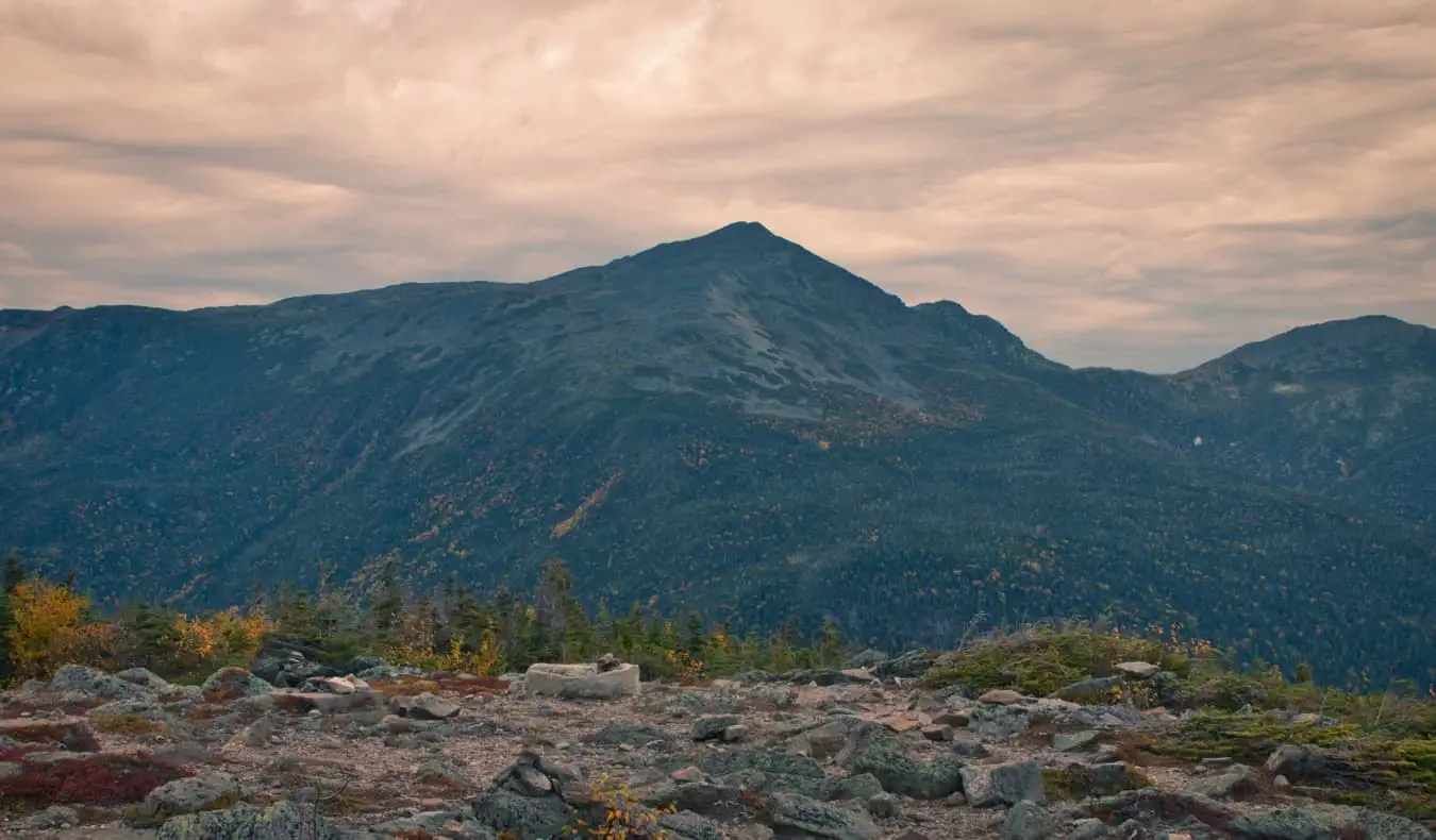 Mont Washington, New Hampshire vu de loin au coucher du soleil