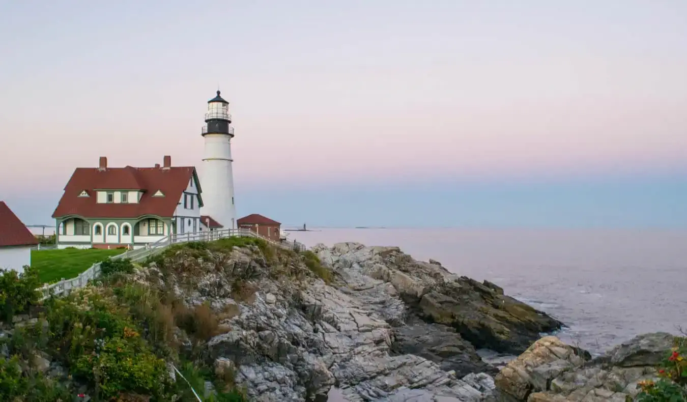 Un vieux phare sur la côte du Maine, États-Unis