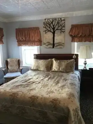 Номер з двоспальним ліжком розміру 'queen-size' в ідилічній обстановці