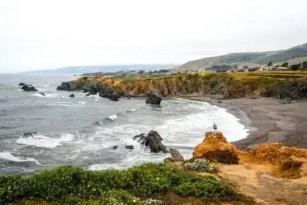Pláž Bodega bay, skaly vystupujúce z divokej vody Bodega Bay Town