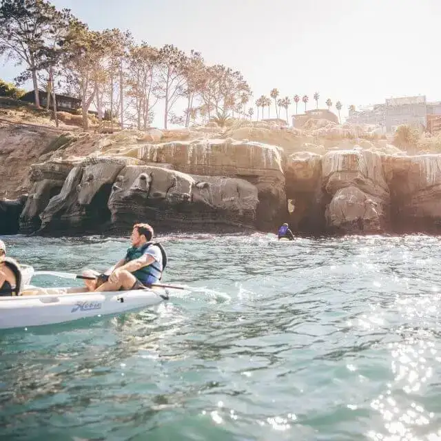 divas personas brauc ar kajaku La Jolla jūras alā, Sandjego