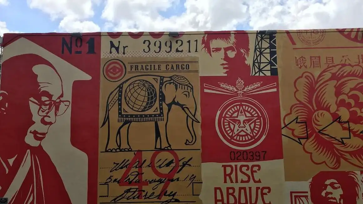 Художественная роспись в художественном районе Винвуд Уоллс в Майами, Флорида