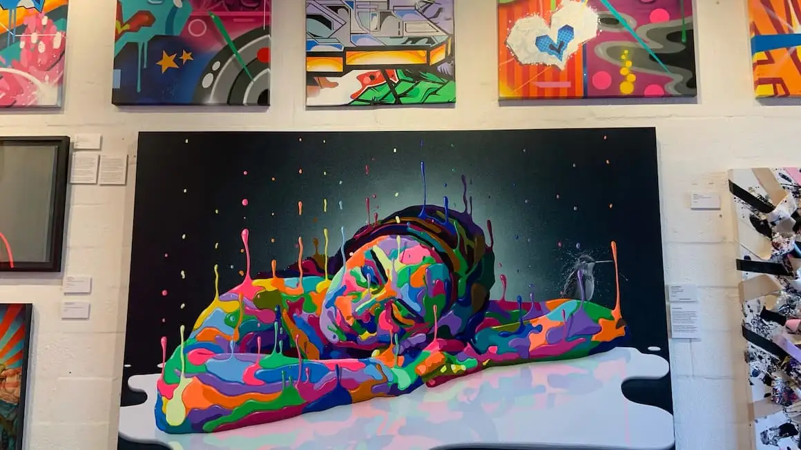 несколько красочных картин в художественной галерее в районе ар-деко в Майами, Флорида