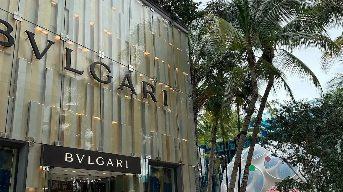 Магазин дизайнерской одежды bvlgari в дизайн-районе Майами во Флориде, США