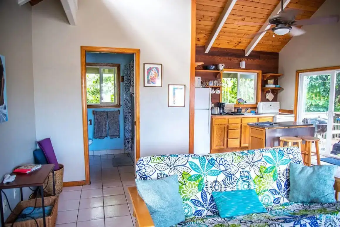 明るく風通しの良いセントラル ワイキキ アパートメント