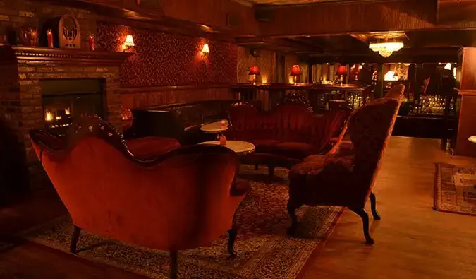 The Back Room má elegantní bar s velkým lustrem nad hlavou, perfektní atmosféra pro zákazový bar