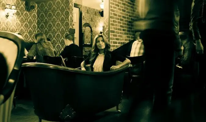 Dívka sedící ve vaně, vrchol populárního NY speakeasy s příhodným názvem Bathtub Gin