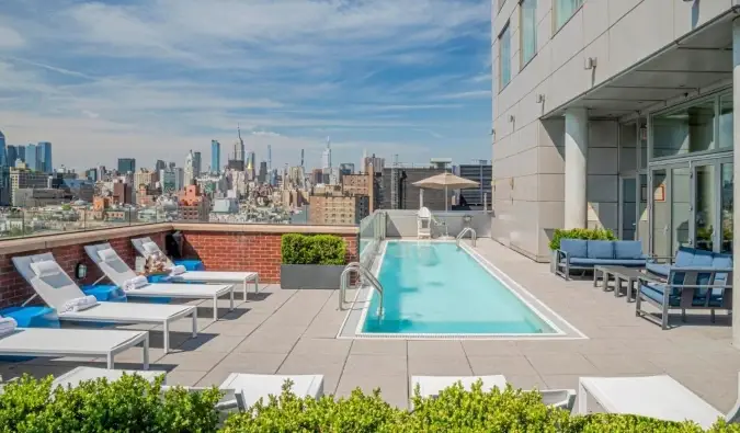 Piscine sur le toit avec les toits de New York en arrière-plan à l'hôtel Indigo à New York