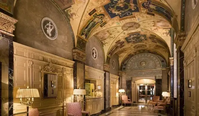 Les opulents plafonds voûtés et peints du Sherry-Netherland, un hôtel de luxe à New York