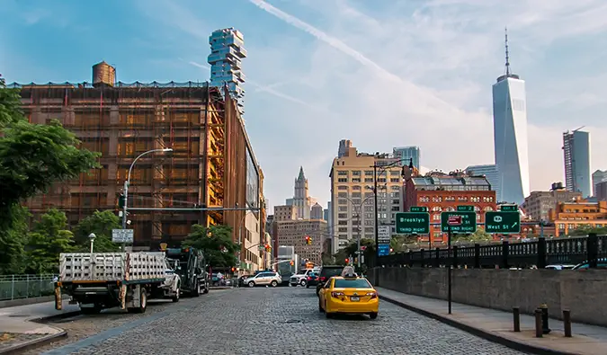 vue sur la rue à Tribeca d'une rue calme avec un seul taxi jaune