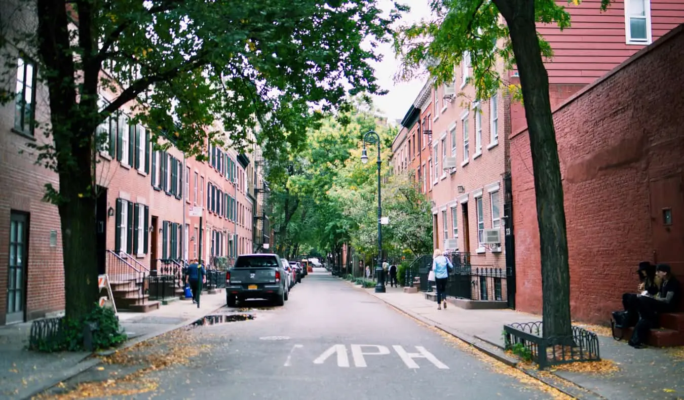 Une scène de parc dans le West Village avec beaucoup de gens jouant aux échecs