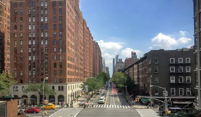Vue sur la rue de Chelesa, New York avec une rue vide un jour d'été