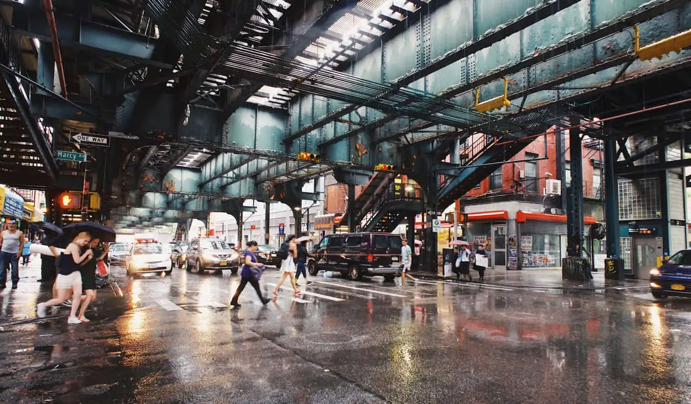 Une vue sur Williamsburg à Brooklyn avec beaucoup de trafic