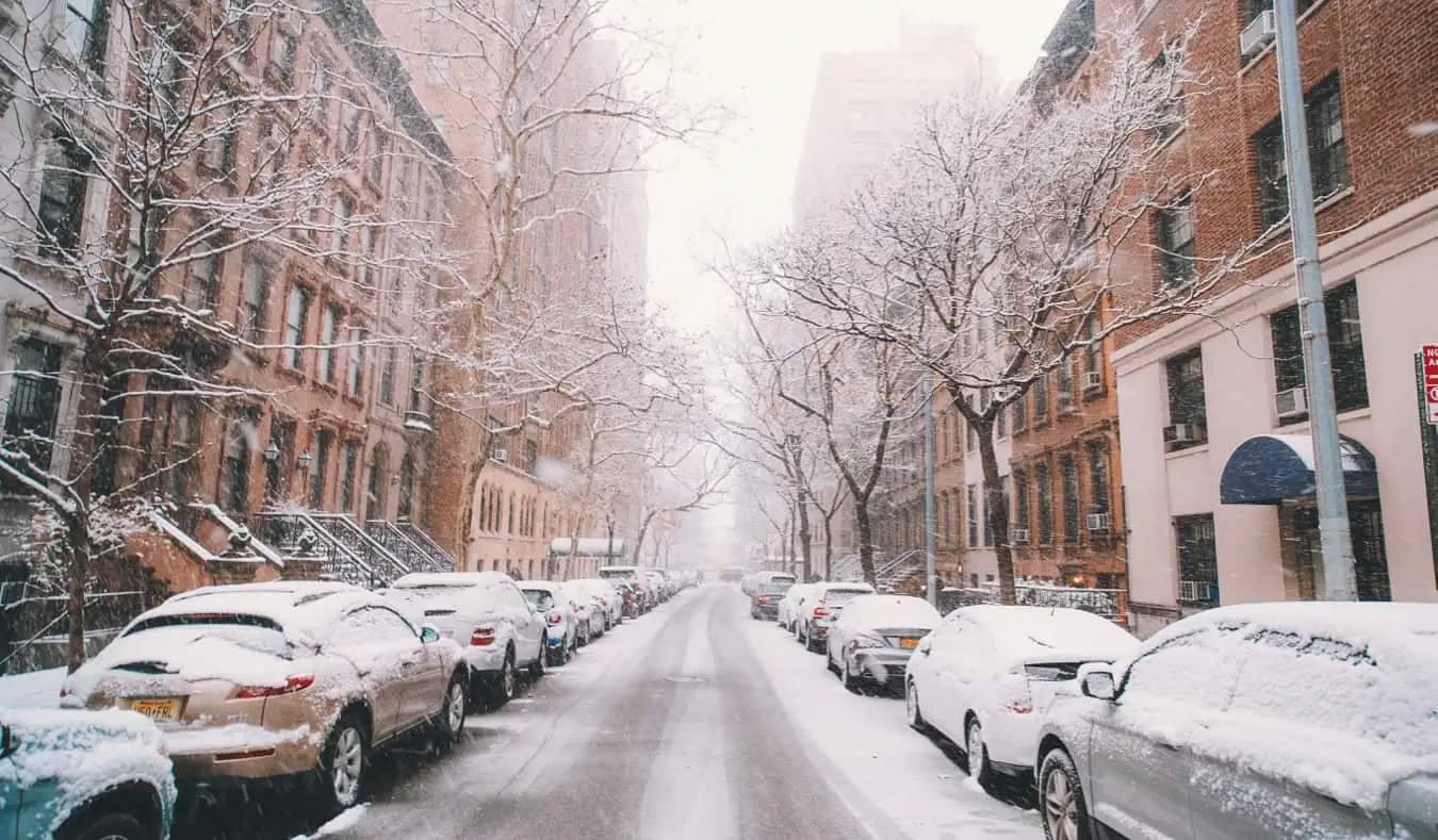 Vue sur la rue de l'Upper West Side NYC avec un taxi jaune attendant à un feu rouge