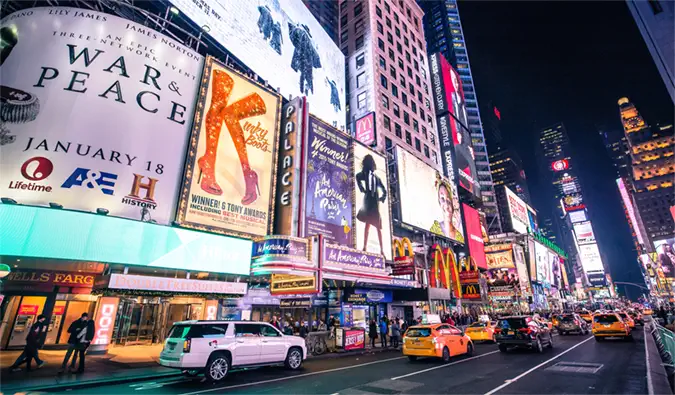 Les lumières vives de Times Square, à New York, sont toutes illuminées la nuit