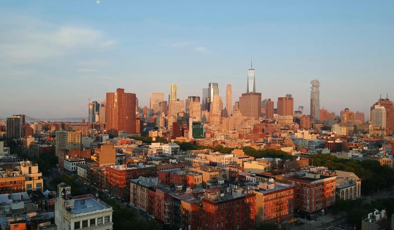 Les grands appartements et immeubles du Lower East Side à New York