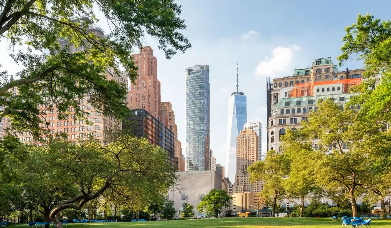 L'herbe verte et les champs de Battery Park à New York, États-Unis