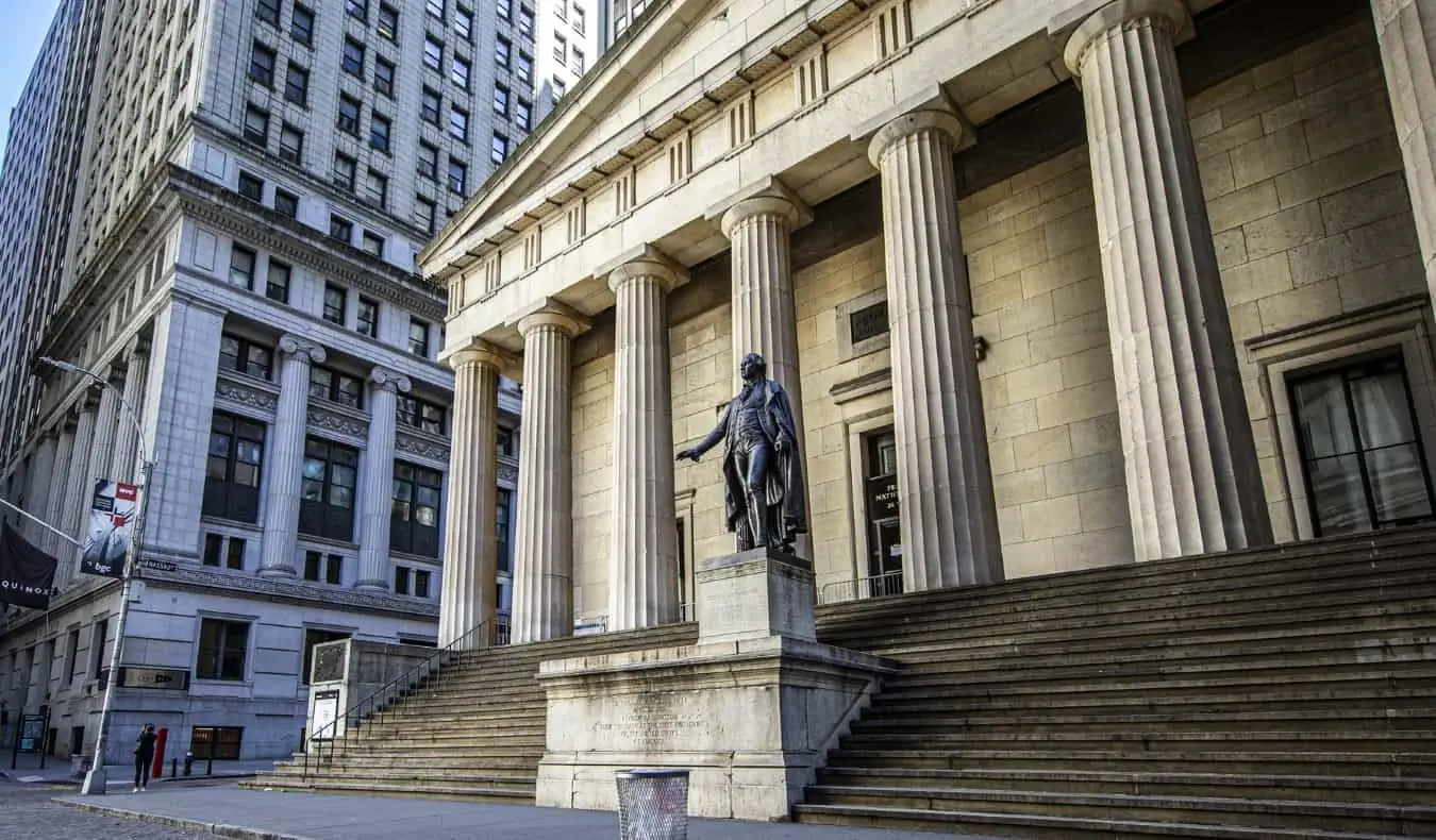 Une statue de George Washington à l'extérieur du Federal Hall à New York, États-Unis