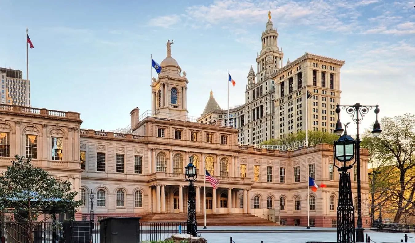 L'hôtel de ville historique au coucher du soleil à New York, États-Unis
