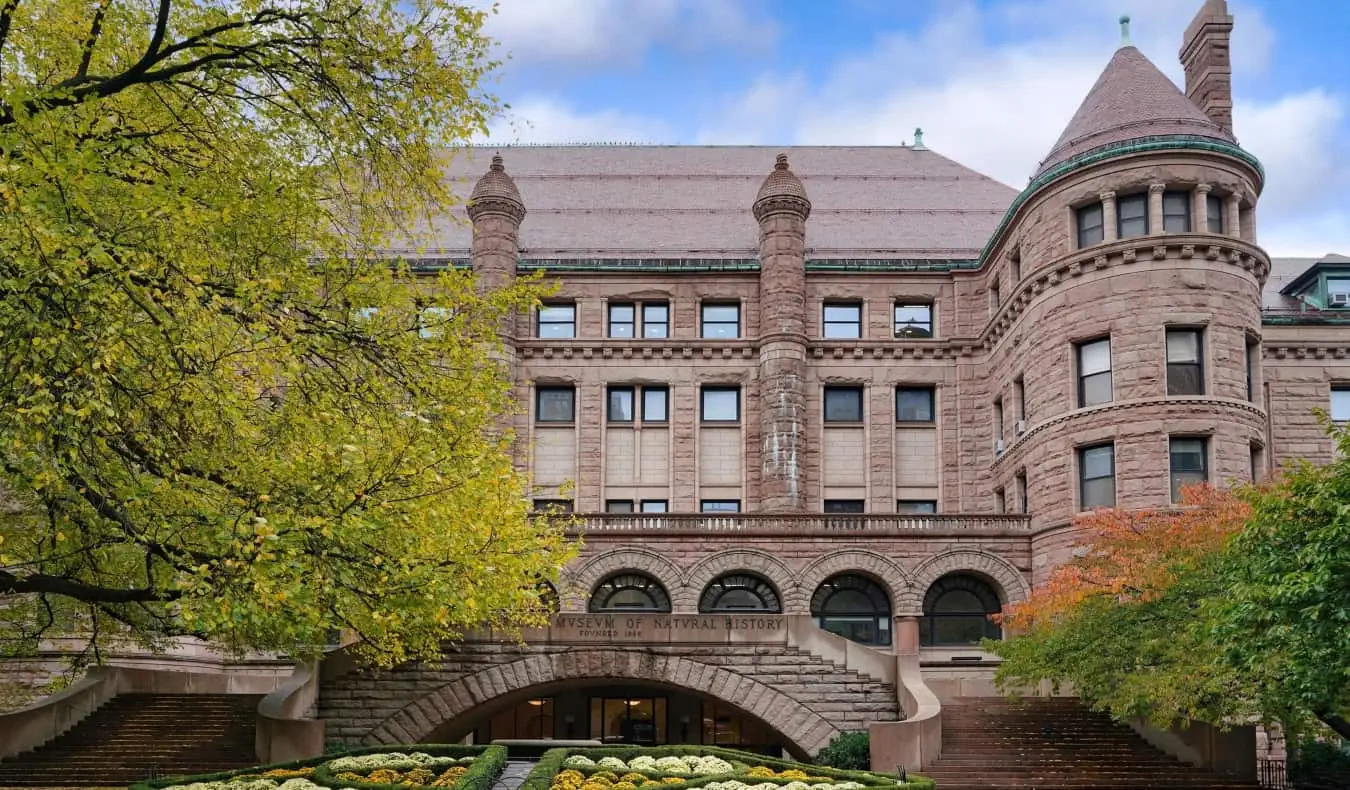 O prédio do Museu Americano de História Natural cercado por árvores em Nova York