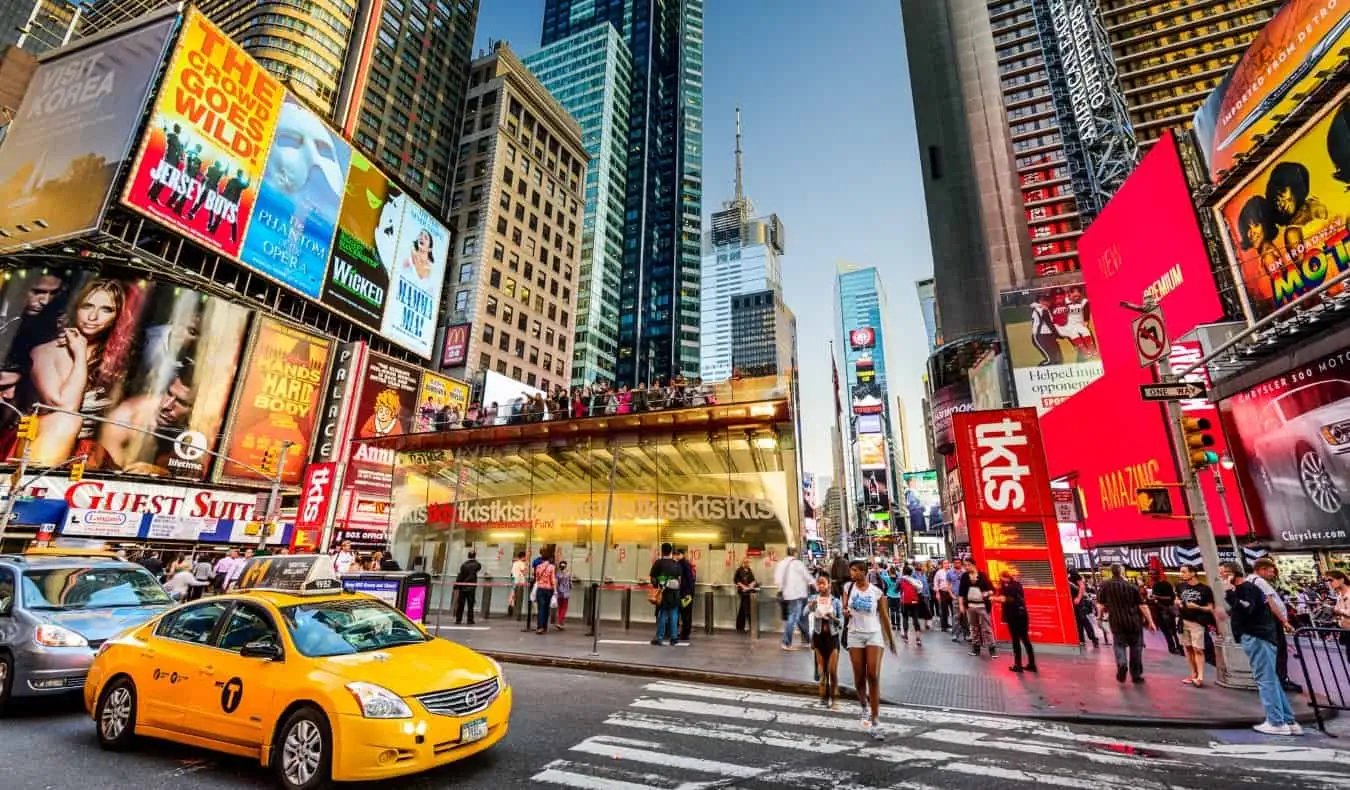 O estande da TKTS cercado por placas para shows da Broadway na Times Square, Nova York
