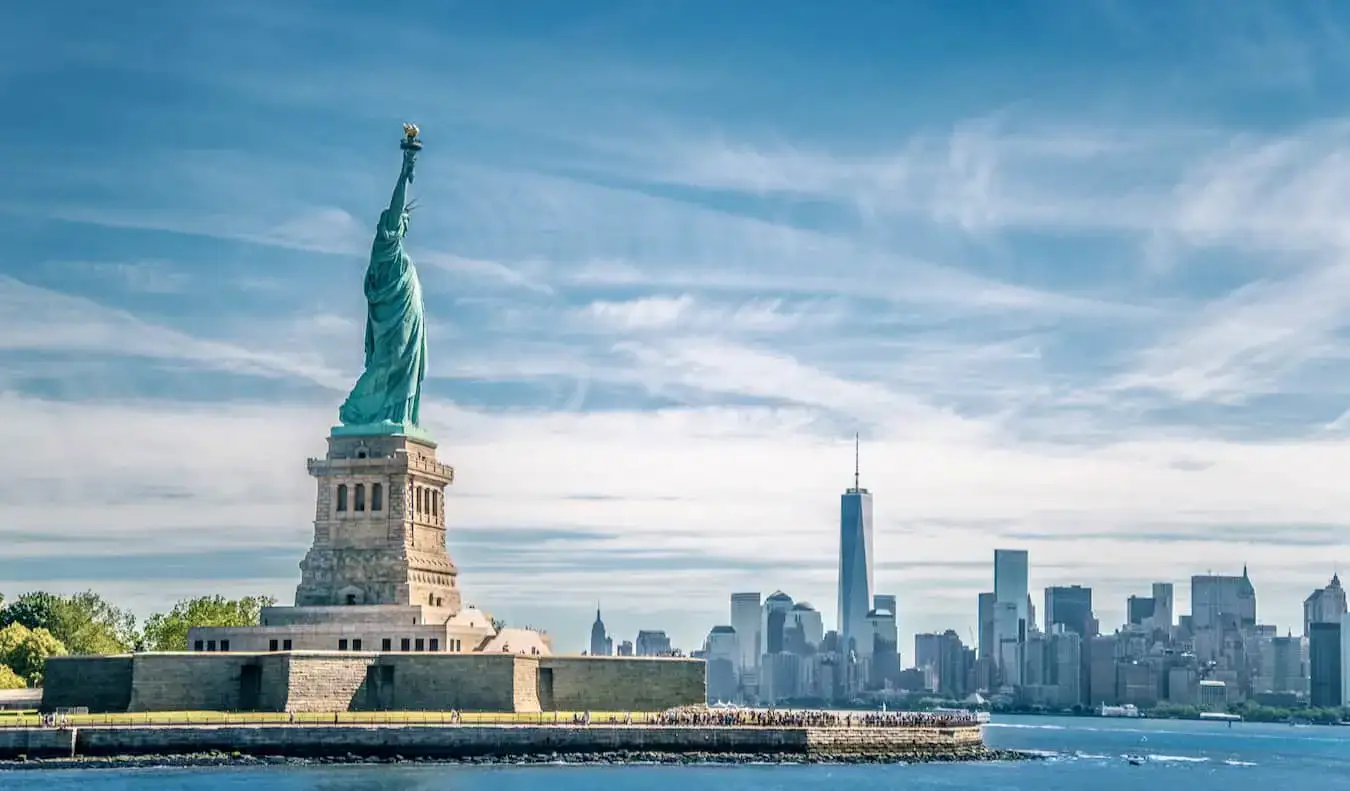 L'imposante Statue de la Liberté à New York par une journée lumineuse et ensoleillée
