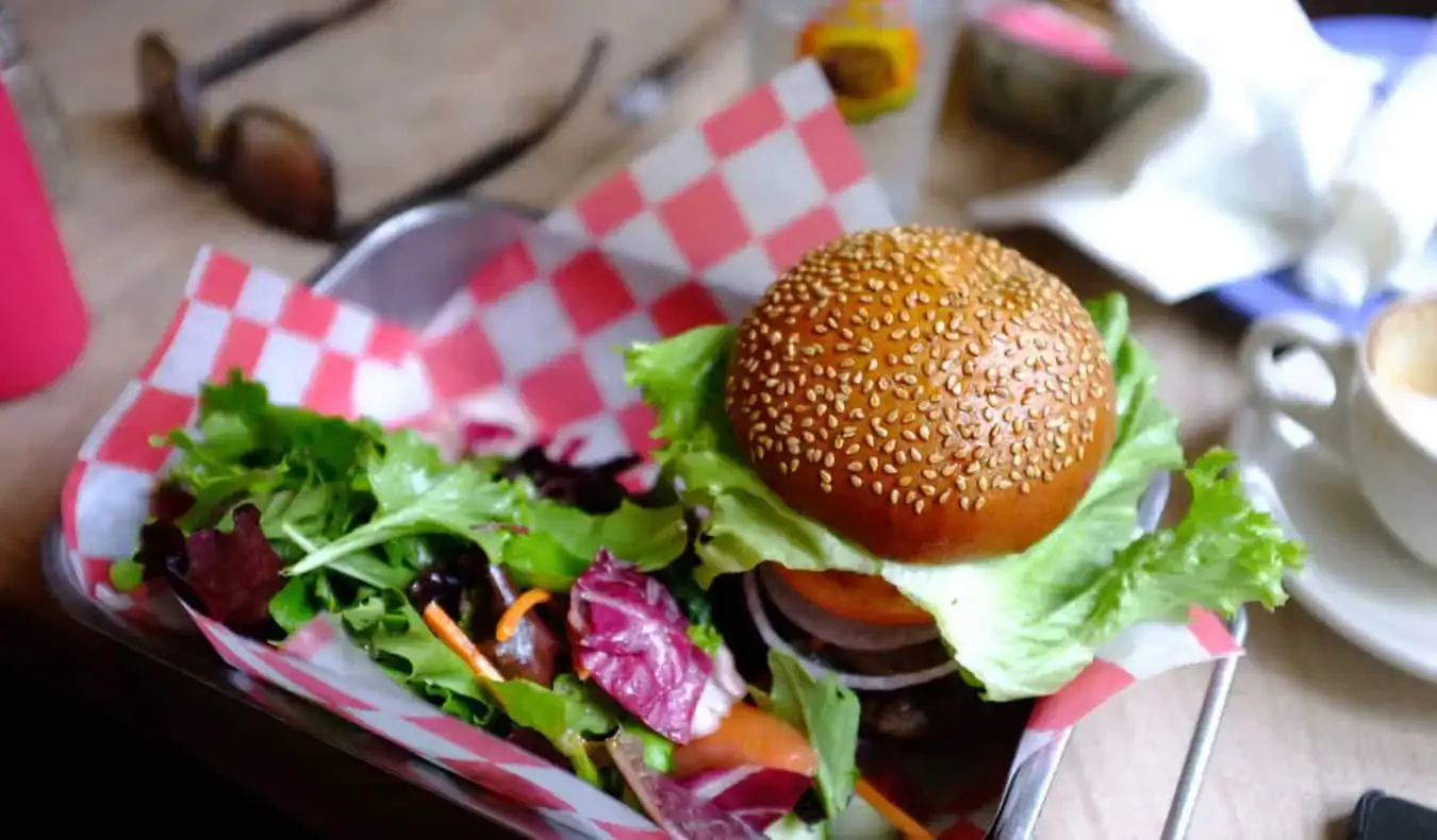 Un hamburger bon marché dans un restaurant de New York, États-Unis
