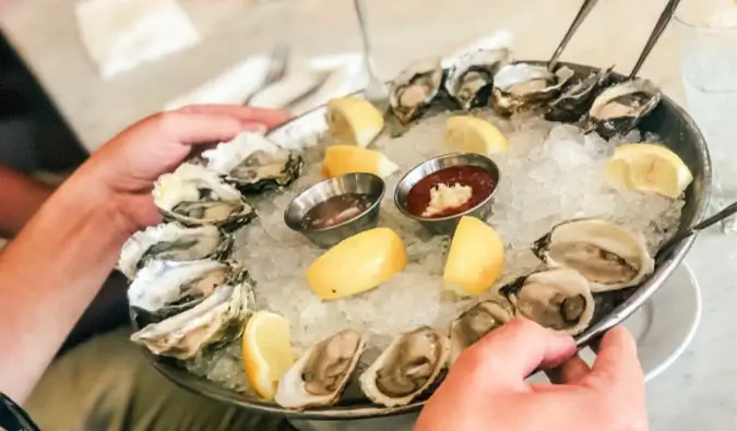 Huîtres servies à une table dans un restaurant animé à New York, États-Unis