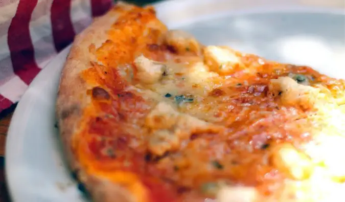 une nouvelle tranche de pizza new-yorkaise provenant d'un restaurant à New York