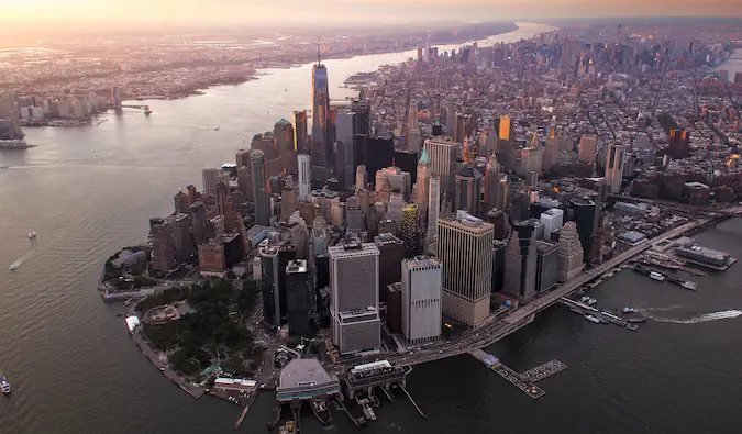 L'horizon emblématique de New York vu d'en haut au-dessus de Manhattan