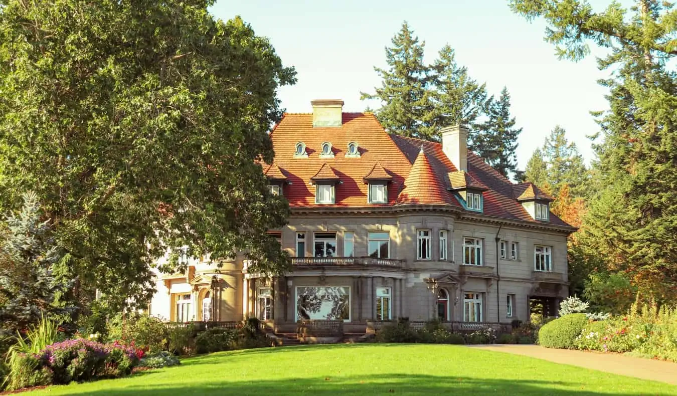 Le majestueux manoir Pittock à Portland, Oregon, un jour d'été