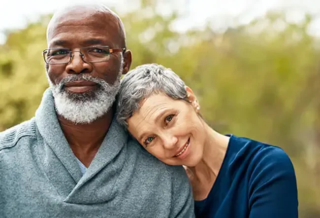 15 causes et fixes de cheveux gris: retouches, conseils de coloration naturelle