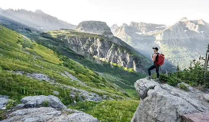 Une voyageuse seule en randonnée dans la belle campagne du Montana, aux États-Unis, portant un sac à dos de voyage
