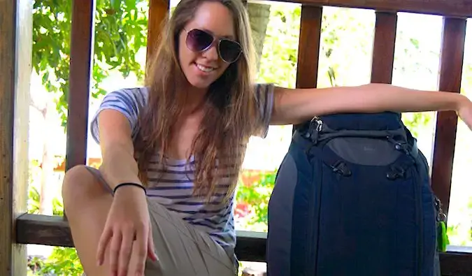 Kristin Addis, experte en voyages solo, avec sa valise bien remplie
