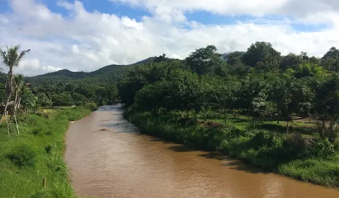 En mørkebrun flod, der flyder nær Pai, Thailand