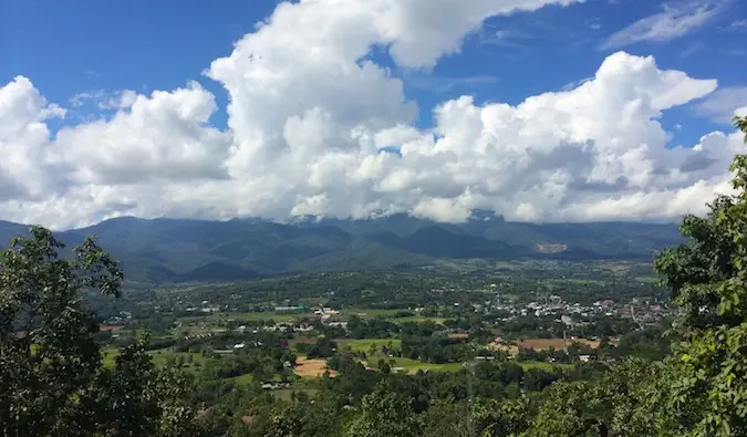 En blå himmel og frodig jungle nær Pai, Thailand
