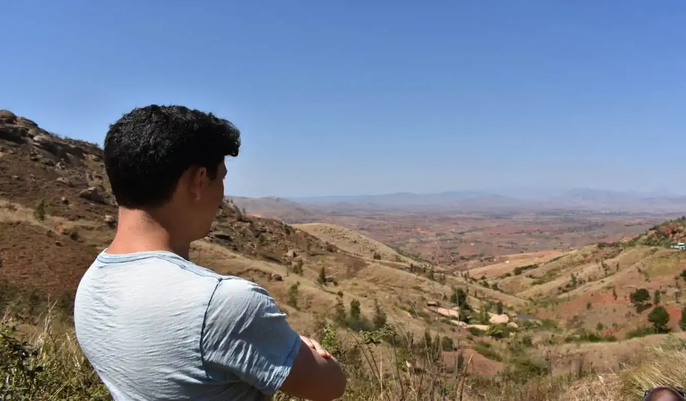 Nomadic Matt που κοιτάζει πέρα ​​από την κοιλάδα στην Αφρική