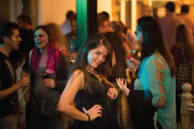 Foto de uma mulher em uma festa com amigos