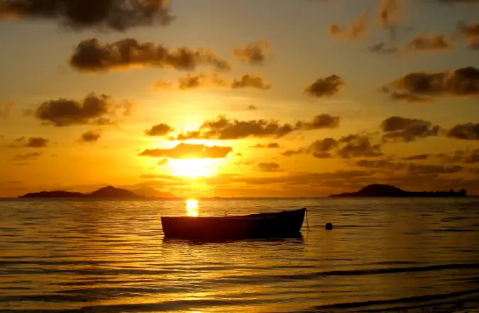 Impressionante silhueta de barco ao pôr do sol nas Seychelles