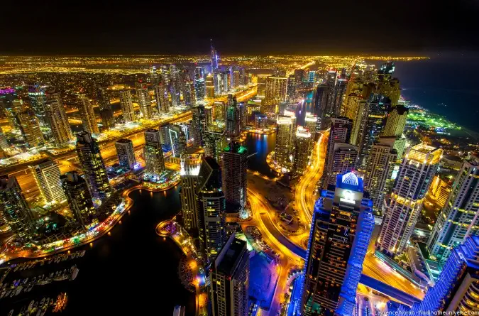 Imagem do horizonte noturno da marina de Dubai