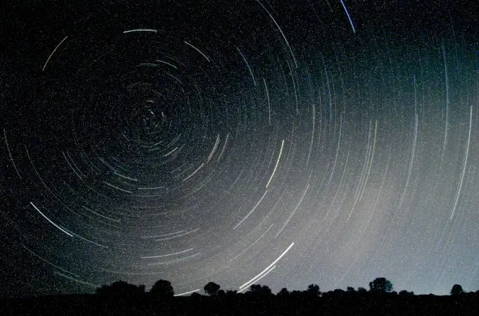 Foto incrível de estrelas girando no interior da Austrália Ocidental