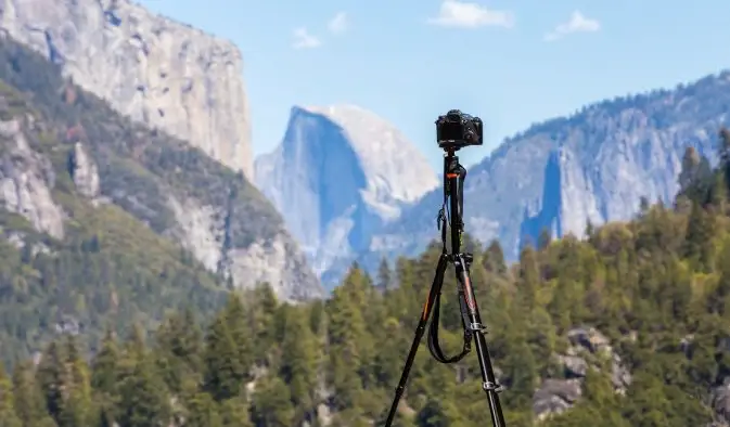 Camera en statief opgesteld voor een berg en natuur in Yosemite National Park
