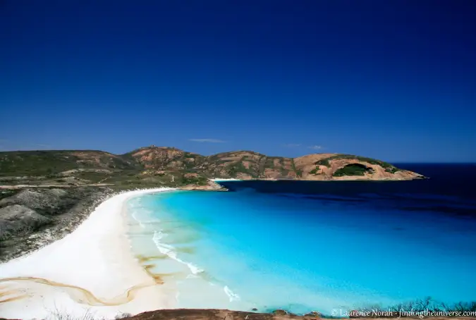 Blå himmel og klart vand ved Hellfire Beach i det vestlige Australien