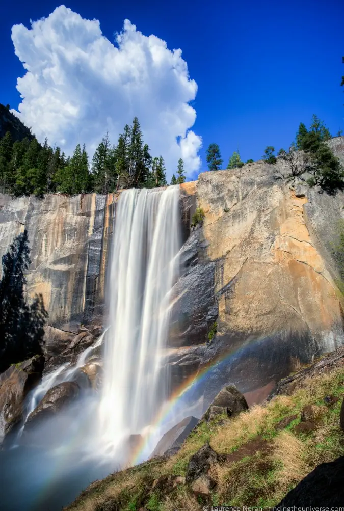 Betagende foto af Vernal Falls og en regnbue i Yosemite Nation Park, USA
