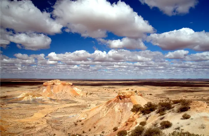 Brug vejret til en fotografs fordel, når du tager et billede af bjergene og himlen Painted Desert