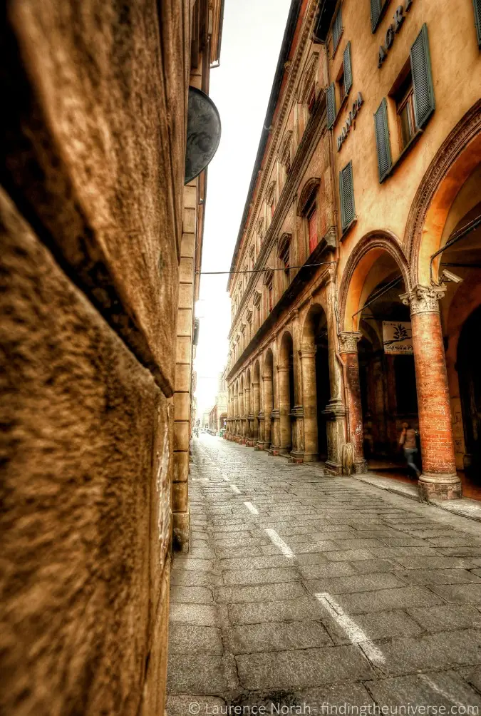 Fantastisk rejsebillede af smuk gade i Bologna, Italien