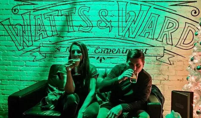 Um casal tomando bebidas debaixo de um