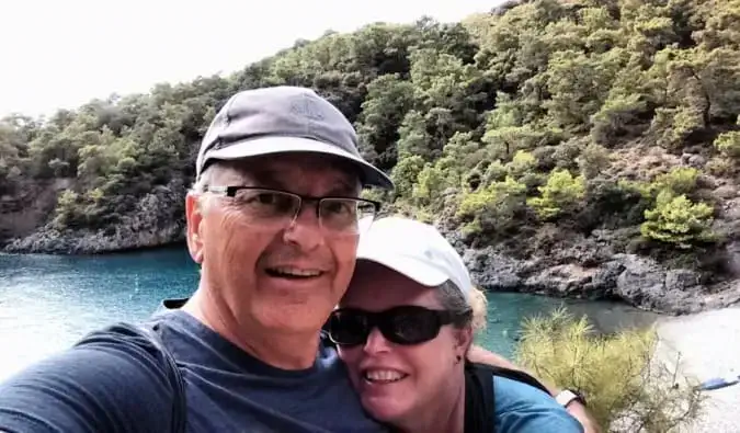 Esther e seu marido posando para uma foto durante uma caminhada