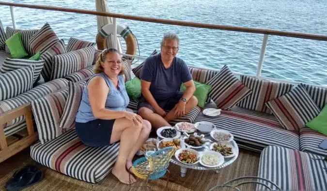 Esther e seu marido posando para uma foto em um barco