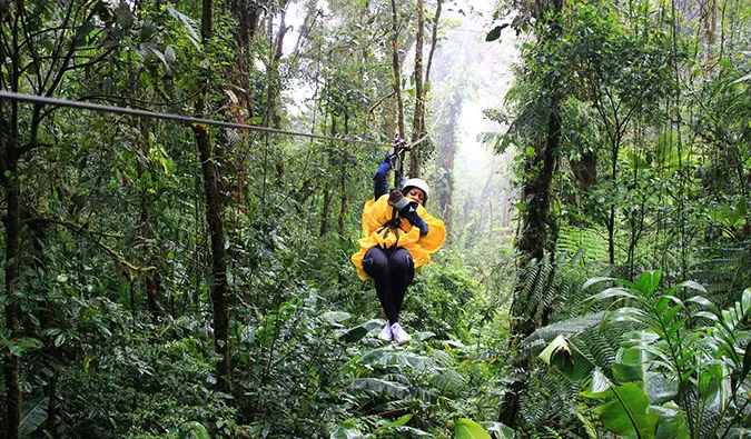 viajante solitária de uma minoria feminina no sudeste da Ásia em um campo explorando